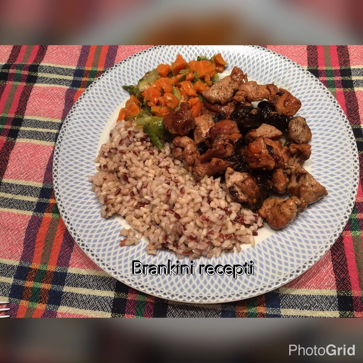 ĆUREĆI FILE SA SUVIM ŠLJIVAMA U SOSU OD MUŠKATNOG ORAŠČETA, CIMETA I&nbsp;MEDA